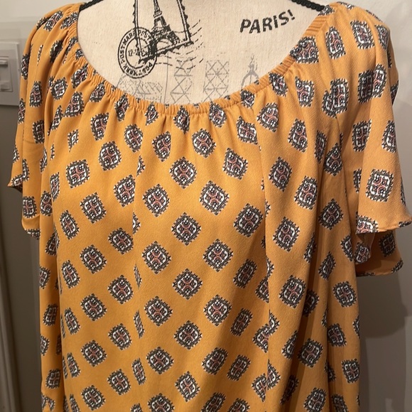 SUPER CUTE FLOWY TOP - Picture 2 of 7